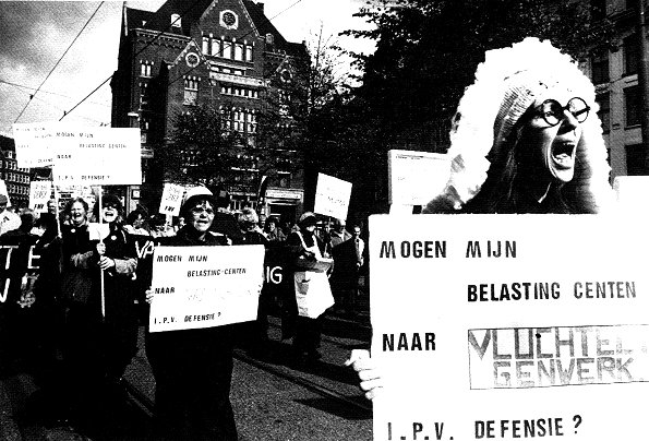 Foto demonstratie, vrouwen met leuzen 'Mogen mijn belasting centen naar vluchtelingenwerk/onderwijs/woningbouw/minima... i.p.v. defensie?'