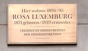 Plaquette: Hier wohnte 1894/95 Rosa Luxemburg, 1871 geboren / 1919 ermordet, Freiheit ist immer Freiheit der Andersdenkenden