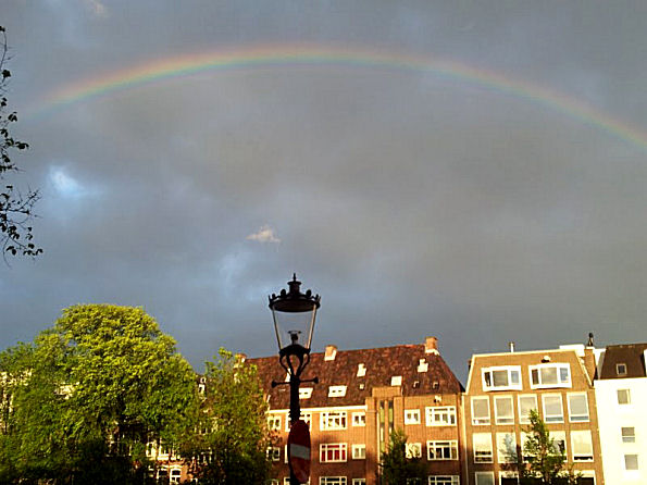 Foto regenboog Amsterdam