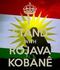Koerdische vlag met oproep tot steun aan Rojava en Kobanê