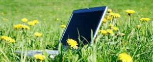 Foto van laptop in hoog gras