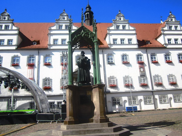 Foto van monument Luther op het marktplein in Wittenberg