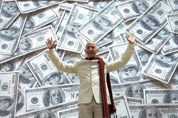 Foto van Jeff Bezos tegen achtergrond van dollarbiljetten