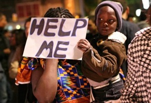 Foto vluchteling met kind op arm en bord Help Me