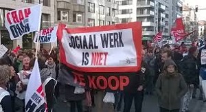 Foto van demonstratie met spandoek Sociaal Werk Is Niet Te Koop