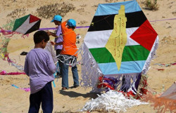Jongens maken vlieger met kaart Israël startklaar