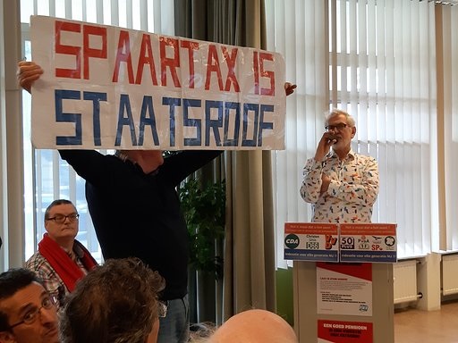 Foto protest met spandoek Spaartax is Staatsroof