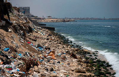Foto met plastik vervuilde kust
