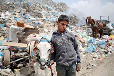 Foto Palestijnen die plastik ophalen bij vuilstort