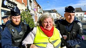 Agenten arresteren vrouw in geel hesje