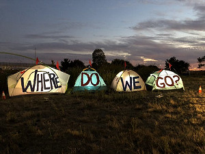 Vier tenten met tekst 'Where Do We Go'