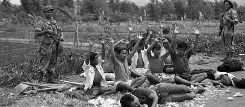 Foto gevangengenomen Indonesi&euml;rs met doden