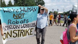 Picketline met leuze 'We are humans not robots' Amazon workers on strike