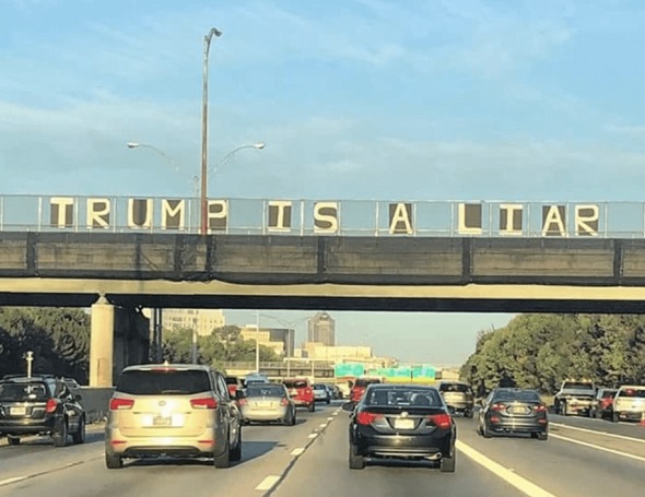 Foto van snelweg met op viaduct Trump Is A Liar