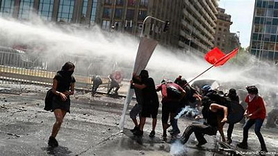 Politie zet waterkanon in tegen demonstratie