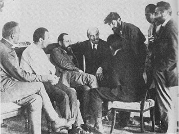 Foto groep mannen rond Lenin