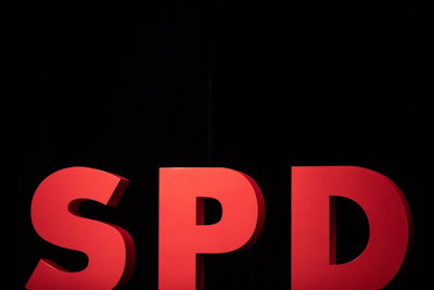 Rode 3-D letters SPD met een hoge zwarte achtergrond
