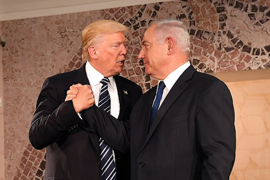 Twee handen op de borst van Trump