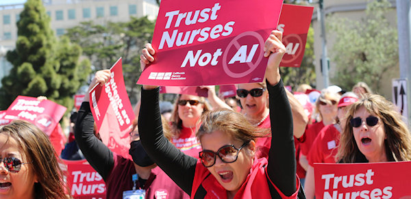 Foto picket verpleegsters met borden 'Trust Nurses Not AI'