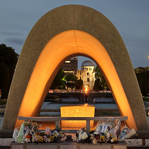 Foto Monument in de avond met verse bloemen