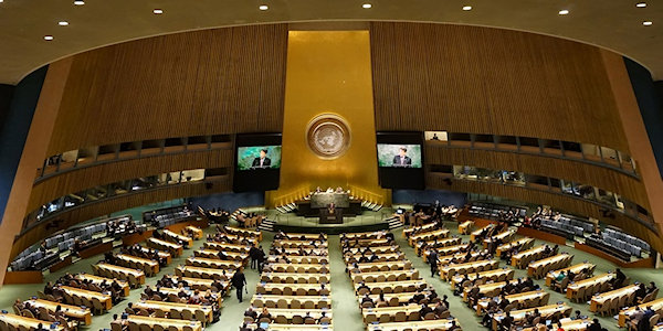 Foto plenaire vergaderzaal VN, halfvol