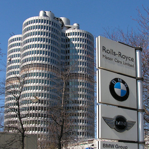 Foto Torens BMW-hoofdkantoor mrt bordjes bedrijven BMW-groep: Rolls-Royce, BMW, Morris