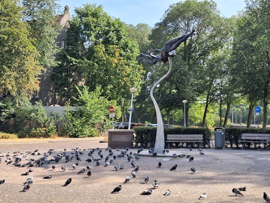 Foto standbeeld in park met duiven