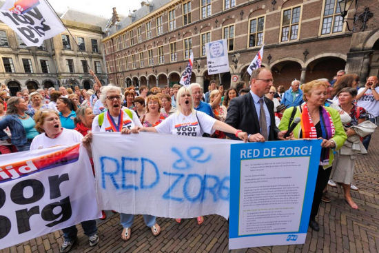 Foto actie red de zorg Binnenhof 7 juli 2014