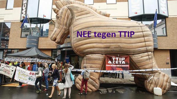 Foto van actie met paard van Troje en tekst Nee tegen TTIP