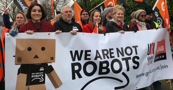 Foto demonstratie met spandoek: we are not robots