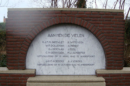 Foto gedenksteen begraafplaats Westerveld