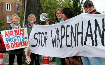 Piket met spandoek Air Bus Profits = Bloodmoney