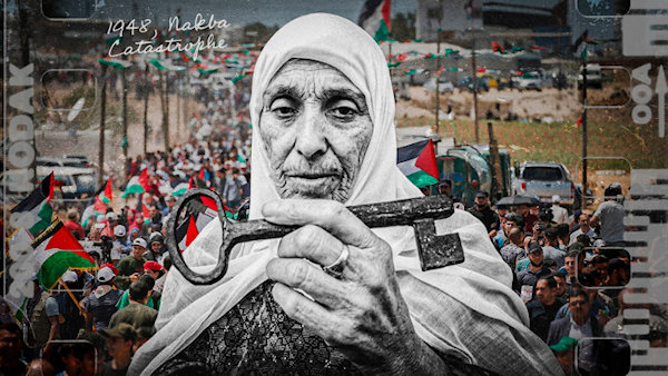 Oude vrouw met sleutel en Palestina demonstratie op achtergrond