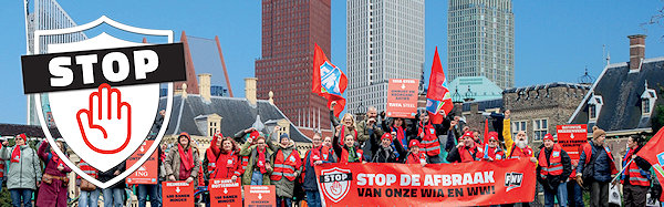 Foto Demonstranten Stop Afbraak met spandoeken voor de Hofvijver met Binnenhof en kantoorkolossen ministeries op achtergrond